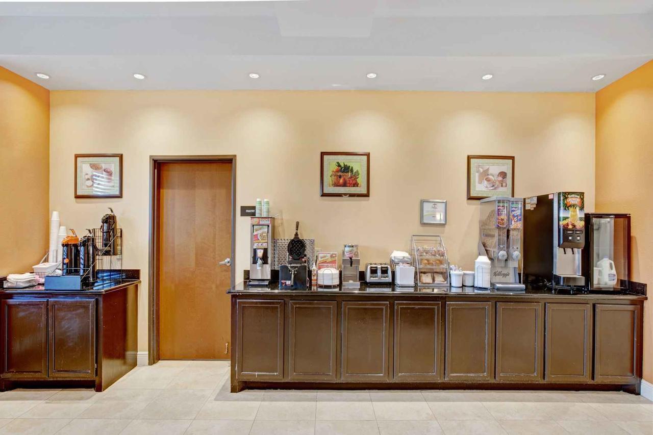 Super 8 By Wyndham Laporte La Porte Luaran gambar