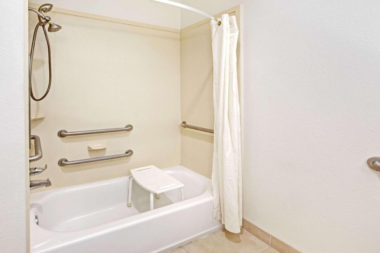 Super 8 By Wyndham Laporte La Porte Luaran gambar